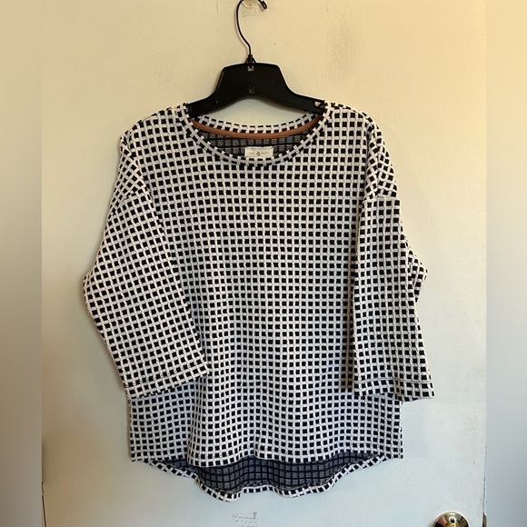 Lou & Grey Tops - Lou & Grey Tops for Women 3/4 sleeve textured square print top